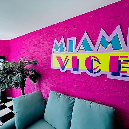 Capsule Miami Vice - Jacuzzi - Billard - Ecran Cinema & Netflix - Ping-Pong - Nintendo & Jeux- リエヴァン エクステリア 写真