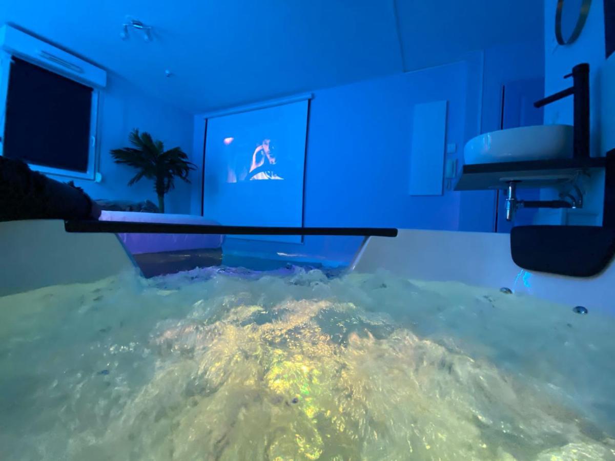 Capsule Miami Vice - Jacuzzi - Billard - Ecran Cinema & Netflix - Ping-Pong - Nintendo & Jeux- リエヴァン エクステリア 写真