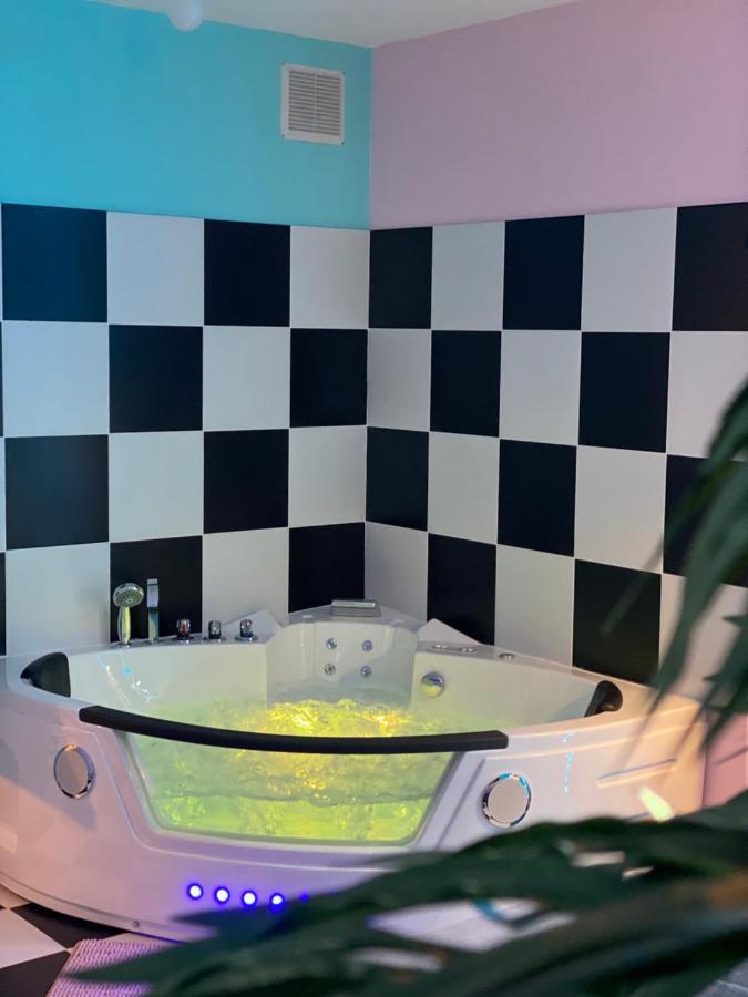 Capsule Miami Vice - Jacuzzi - Billard - Ecran Cinema & Netflix - Ping-Pong - Nintendo & Jeux- リエヴァン エクステリア 写真
