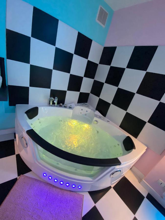 Capsule Miami Vice - Jacuzzi - Billard - Ecran Cinema & Netflix - Ping-Pong - Nintendo & Jeux- リエヴァン エクステリア 写真