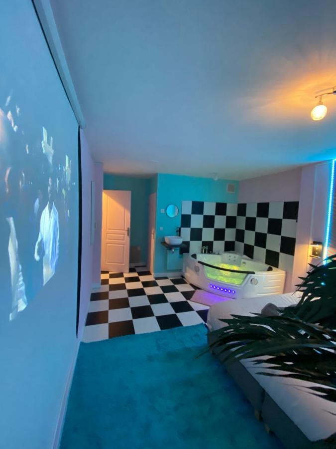 Capsule Miami Vice - Jacuzzi - Billard - Ecran Cinema & Netflix - Ping-Pong - Nintendo & Jeux- リエヴァン エクステリア 写真
