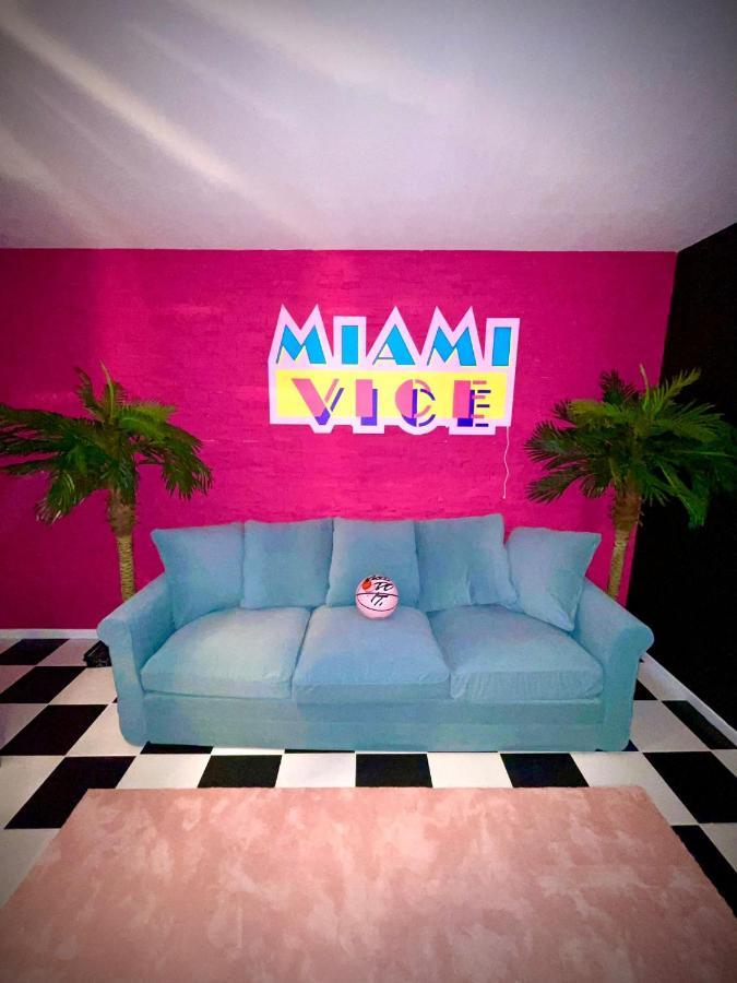 Capsule Miami Vice - Jacuzzi - Billard - Ecran Cinema & Netflix - Ping-Pong - Nintendo & Jeux- リエヴァン エクステリア 写真