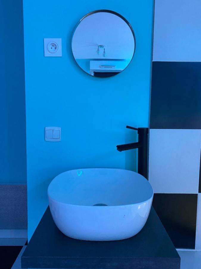 Capsule Miami Vice - Jacuzzi - Billard - Ecran Cinema & Netflix - Ping-Pong - Nintendo & Jeux- リエヴァン エクステリア 写真