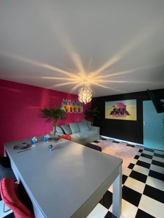 Capsule Miami Vice - Jacuzzi - Billard - Ecran Cinema & Netflix - Ping-Pong - Nintendo & Jeux- リエヴァン エクステリア 写真