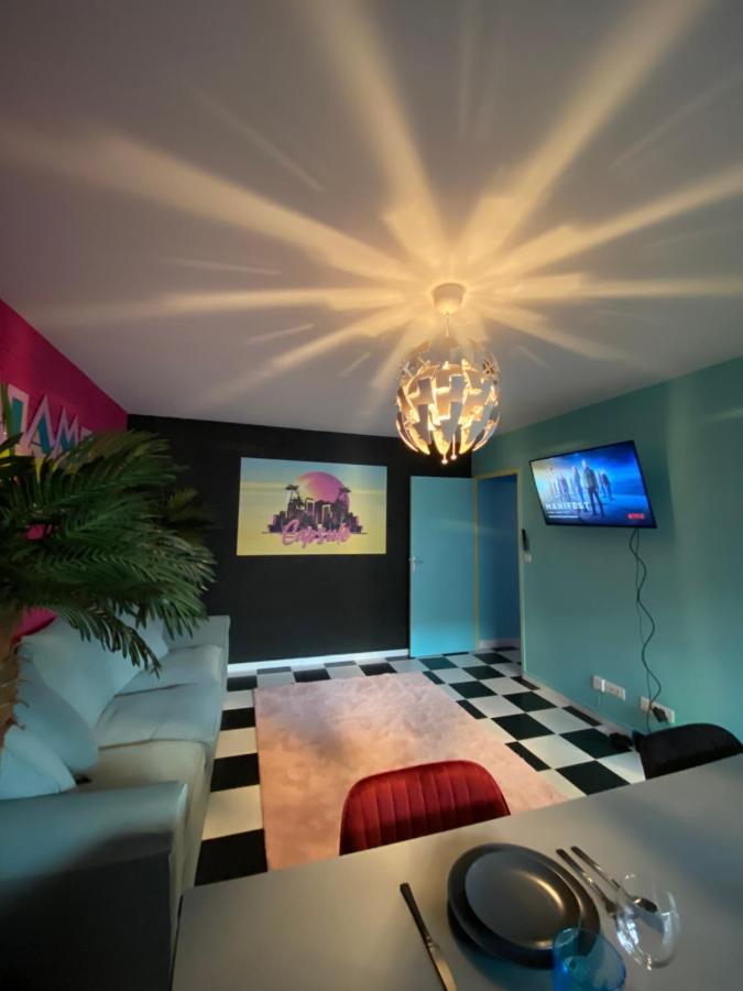 Capsule Miami Vice - Jacuzzi - Billard - Ecran Cinema & Netflix - Ping-Pong - Nintendo & Jeux- リエヴァン エクステリア 写真