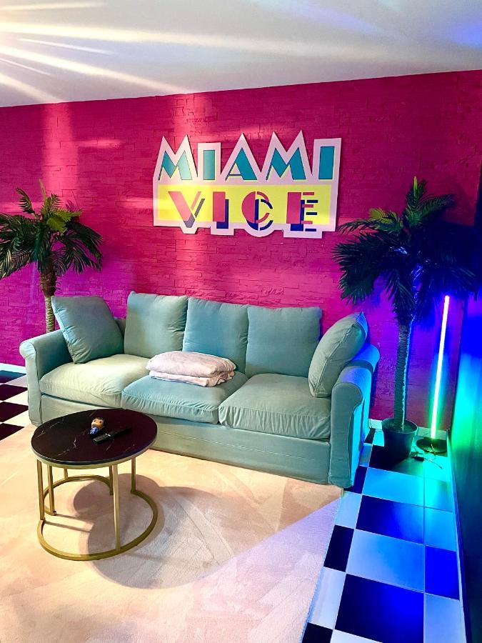 Capsule Miami Vice - Jacuzzi - Billard - Ecran Cinema & Netflix - Ping-Pong - Nintendo & Jeux- リエヴァン エクステリア 写真