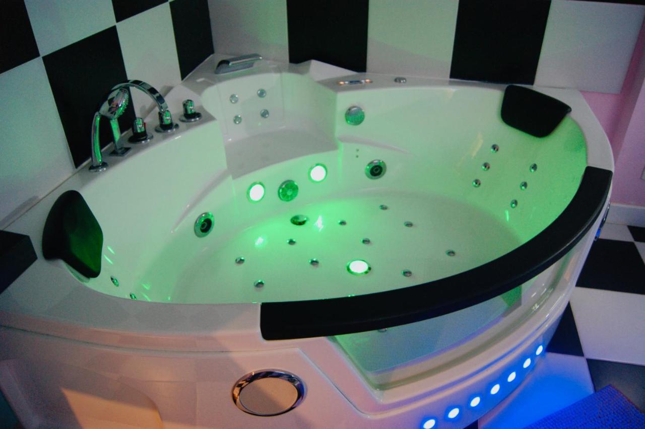 Capsule Miami Vice - Jacuzzi - Billard - Ecran Cinema & Netflix - Ping-Pong - Nintendo & Jeux- リエヴァン エクステリア 写真