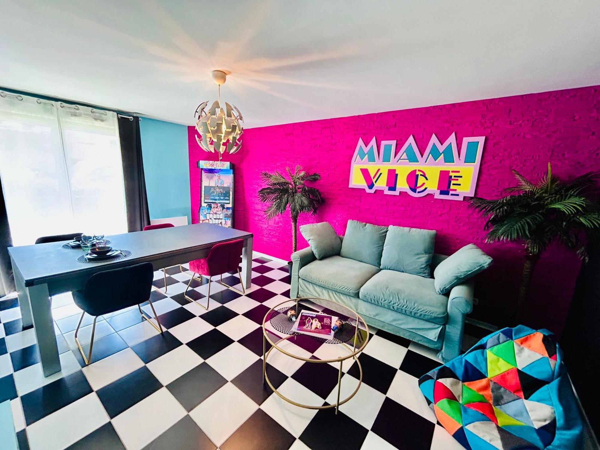 Capsule Miami Vice - Jacuzzi - Billard - Ecran Cinema & Netflix - Ping-Pong - Nintendo & Jeux- リエヴァン エクステリア 写真