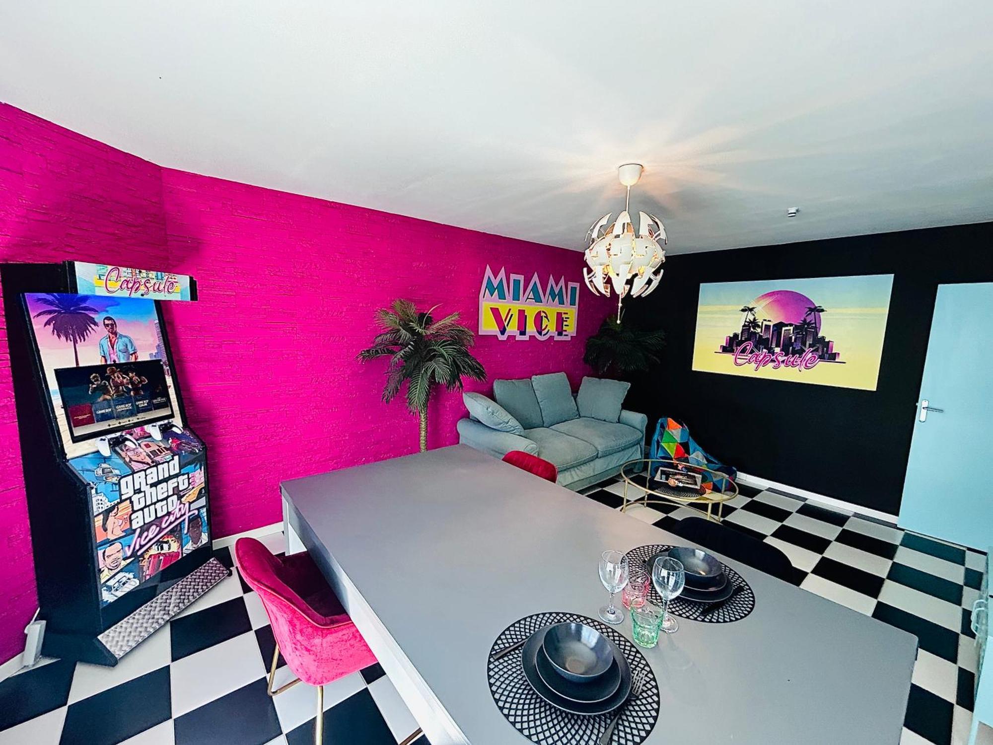 Capsule Miami Vice - Jacuzzi - Billard - Ecran Cinema & Netflix - Ping-Pong - Nintendo & Jeux- リエヴァン エクステリア 写真