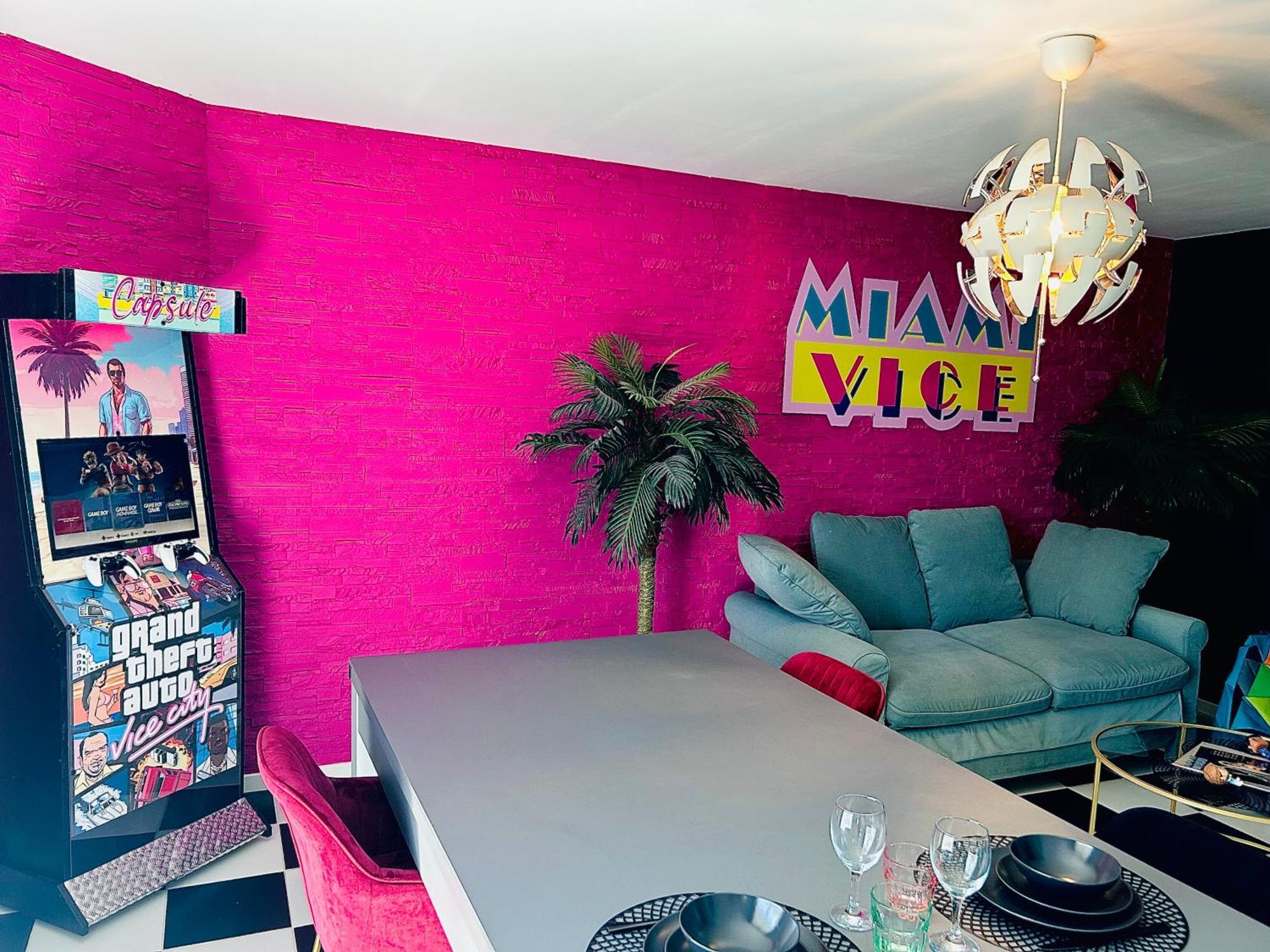 Capsule Miami Vice - Jacuzzi - Billard - Ecran Cinema & Netflix - Ping-Pong - Nintendo & Jeux- リエヴァン エクステリア 写真