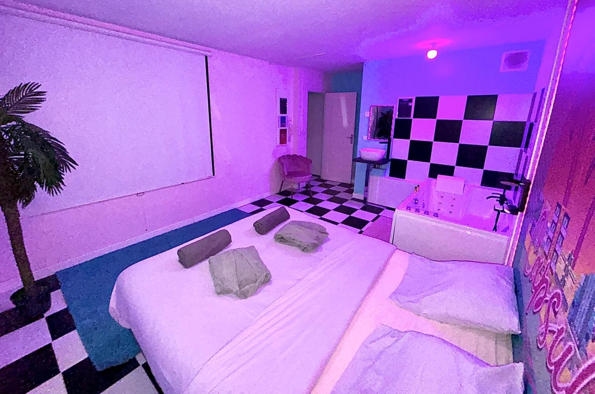 Capsule Miami Vice - Jacuzzi - Billard - Ecran Cinema & Netflix - Ping-Pong - Nintendo & Jeux- リエヴァン エクステリア 写真