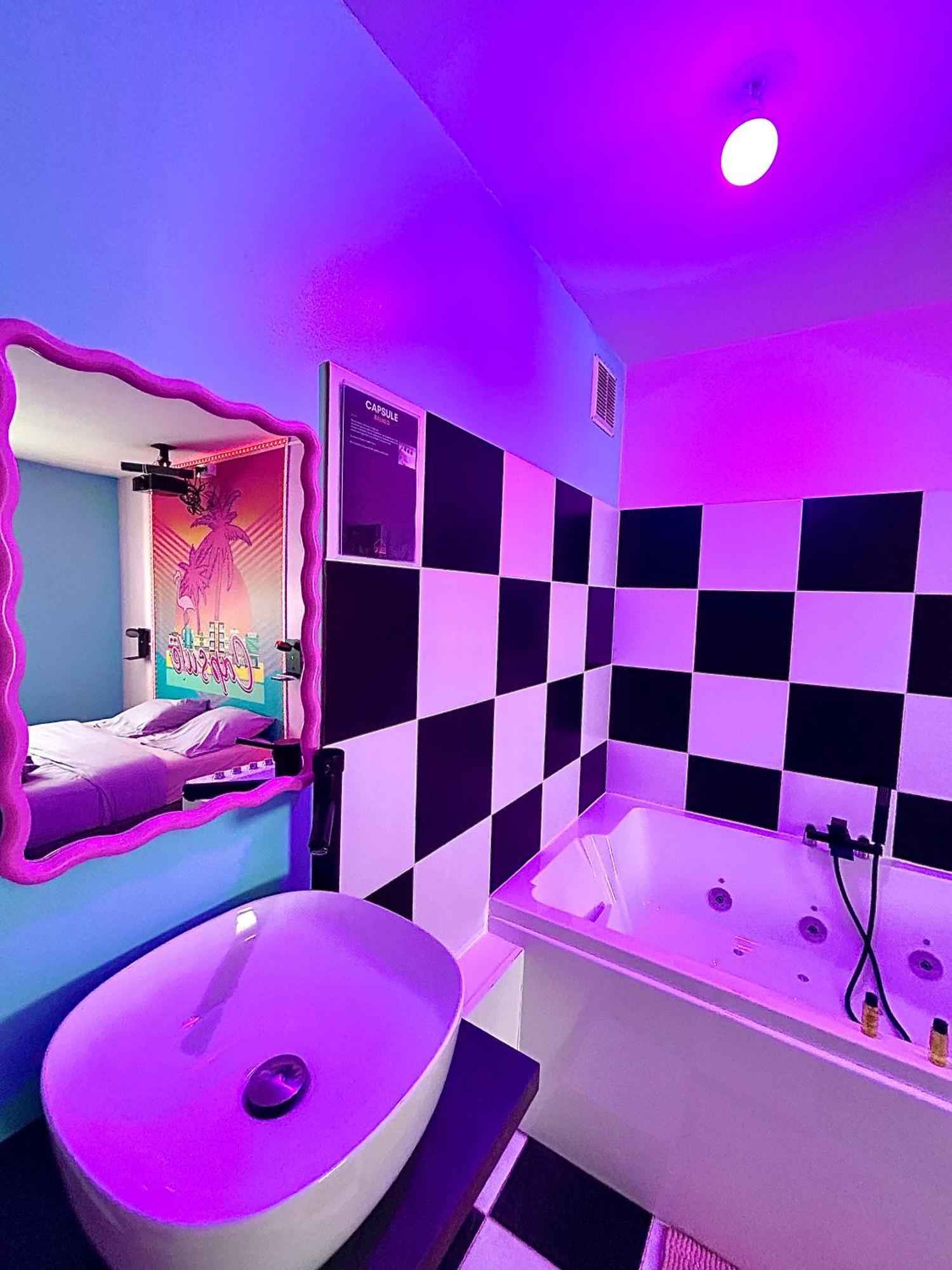 Capsule Miami Vice - Jacuzzi - Billard - Ecran Cinema & Netflix - Ping-Pong - Nintendo & Jeux- リエヴァン エクステリア 写真