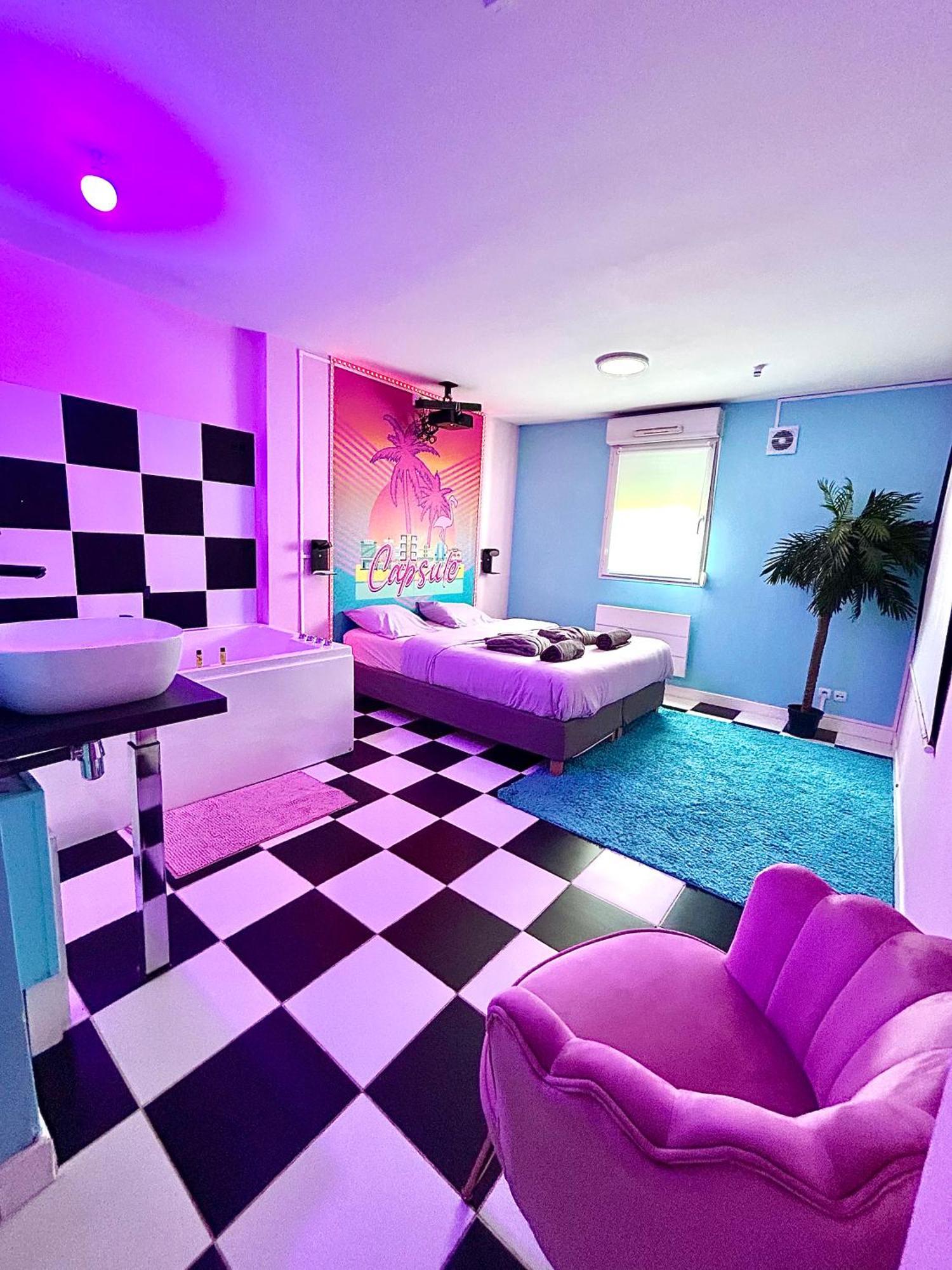 Capsule Miami Vice - Jacuzzi - Billard - Ecran Cinema & Netflix - Ping-Pong - Nintendo & Jeux- リエヴァン エクステリア 写真