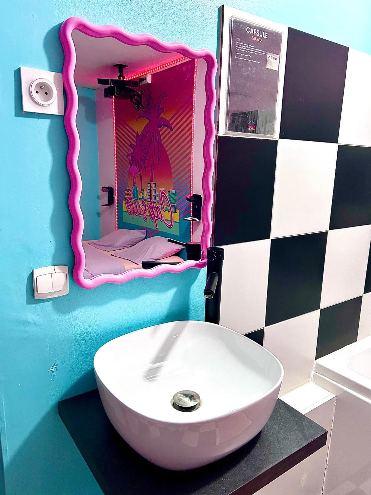Capsule Miami Vice - Jacuzzi - Billard - Ecran Cinema & Netflix - Ping-Pong - Nintendo & Jeux- リエヴァン エクステリア 写真