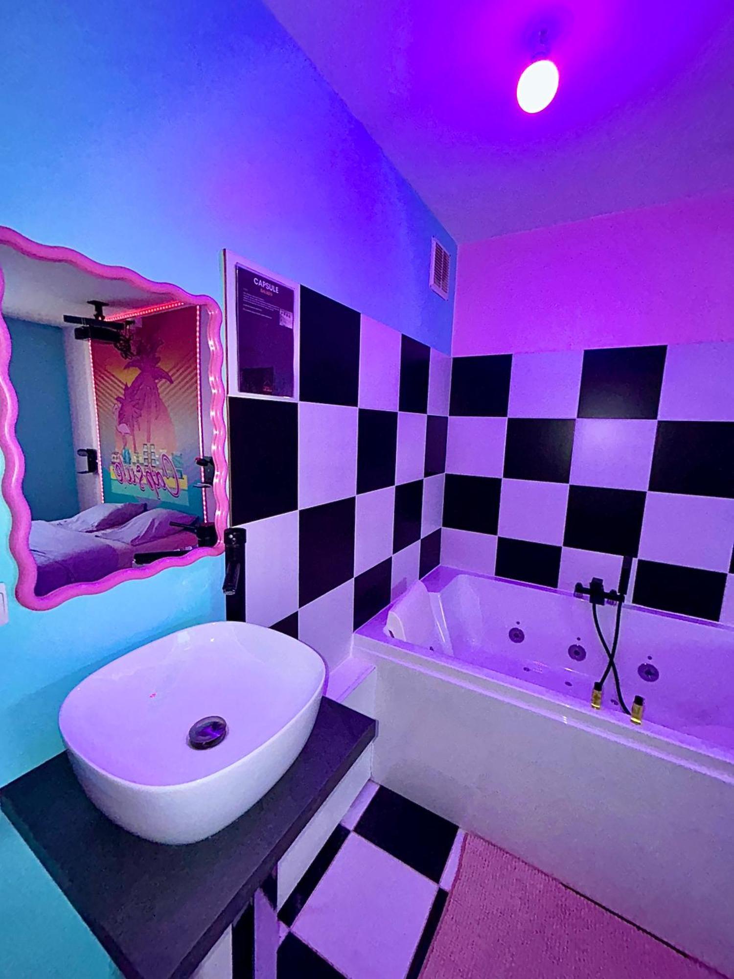 Capsule Miami Vice - Jacuzzi - Billard - Ecran Cinema & Netflix - Ping-Pong - Nintendo & Jeux- リエヴァン エクステリア 写真